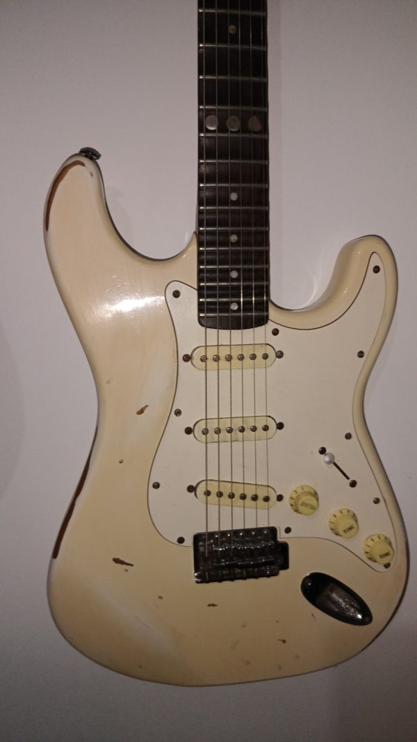 Stratocaster genérica con diapasón escalopado - Imagen 2