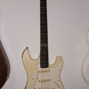 Stratocaster genérica con diapasón escalopado