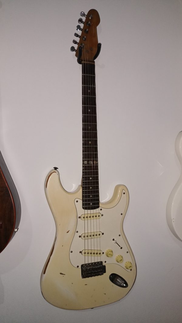 Stratocaster genérica con diapasón escalopado